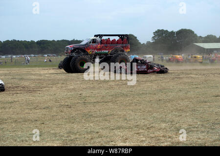 Drago Rosso monster truck rides presi al Festival di ruote svoltasi a Trinity Park, Ipswich, Suffolk. Foto Stock