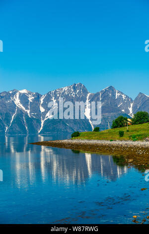 Le rocce del Sognefjord, il terzo fiordo più lungo al mondo e la più grande in Norvegia. Foto Stock