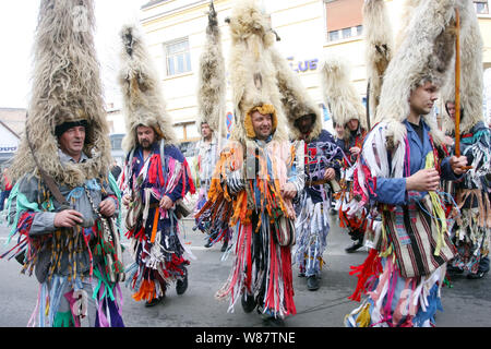 Velika Gorica, Croazia - 18 Febbraio 2012 : sfilata di carnevale passa sulla strada principale di Velika Gorica, durante il famoso e tradizionale Turopoljski auto Foto Stock