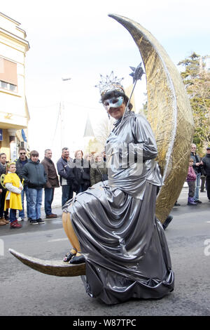 Velika Gorica, Croazia - 18 Febbraio 2012 : sfilata di carnevale passa sulla strada principale di Velika Gorica, durante il famoso e tradizionale Turopoljski auto Foto Stock