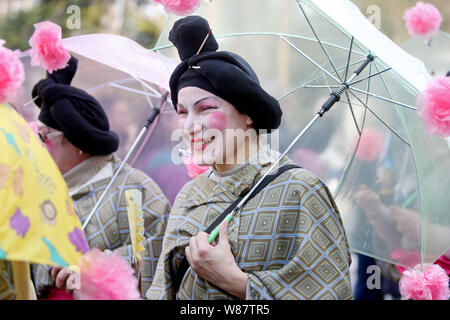 Velika Gorica, Croazia - 18 Febbraio 2012 : sfilata di carnevale passa sulla strada principale di Velika Gorica, durante il famoso e tradizionale Turopoljski auto Foto Stock