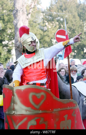 Velika Gorica, Croazia - 18 Febbraio 2012 : sfilata di carnevale passa sulla strada principale di Velika Gorica, durante il famoso e tradizionale Turopoljski auto Foto Stock