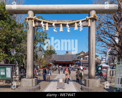 Lo Shintoismo Torii all'entrata del santuario di Asakusa, il Tempio di Senso-ji complessa, il quartiere di Asakusa, Tokyo, Giappone Foto Stock