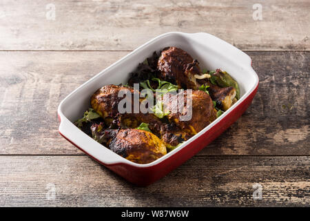 Arrosto di pollo tandoori con riso basmati sul tavolo di legno. Foto Stock