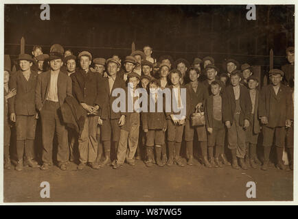 6:00 P.M. Torcia elettrica la foto di una parte della forza di andare a casa. Sibley Mfg. Co. Augusta, Ga. Alcuni dei ragazzi più piccolo di detto Stato in un mulino da uno a più anni). Gen 15, 1909. Foto Stock