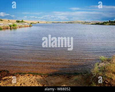 Invitante veduta del lago di Elmer Thomas, Comanche County, Oklahoma nel tardo pomeriggio. Foto Stock