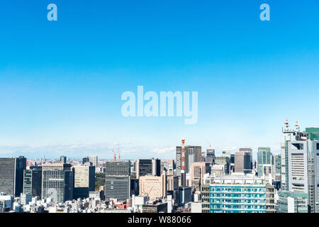 Asia business concept per il settore immobiliare e aziendale - costruzione urbana panoramiche dello skyline della città vista aerea sotto il cielo blu di hamamatsucho, Tokyo, Jap Foto Stock