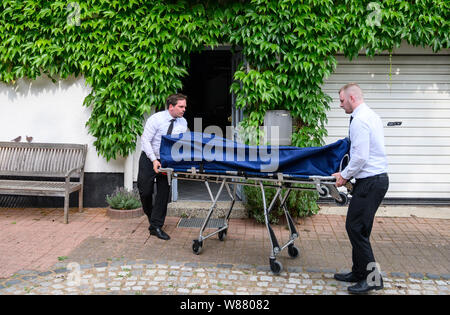 Bennigsen, Germania. 08 Ago, 2019. Due imprenditori di portare un cadavere su una barella da una casa in cui un uomo è detto di aver ucciso il suo partner. Il 61-anno-vecchio uomo da Bennigsen vicino Hannover composto il numero di emergenza su 08.08.2019 nel pomeriggio e ha detto alla polizia che aveva ucciso il 58-anno-vecchio. Credito: Christophe Gateau/dpa/Alamy Live News Foto Stock