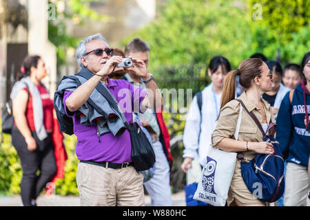 Cambridge, UK, 1 agosto 2019. Turisti in piedi verso il basso e di scattare foto a La strada di Cambridge per una intensa giornata di sole di fronte il Kings College Foto Stock