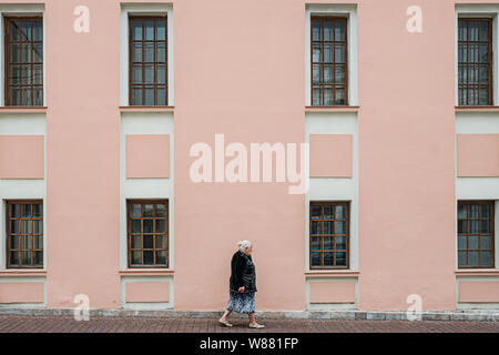 Mosca, Russia - Luglio 18, 2019: nonna cammina lungo la Grande Znamensky lane. Foto Stock