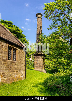 Camino dietro il centro di pietra costruzione presso Hardwick Hall, Derbyshire, Regno Unito. Foto Stock