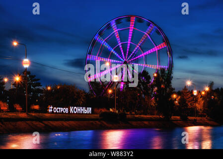 Russia, Irkutsk - Luglio 11, 2019: Colorfull abstract ruota panoramica sull'isola Konny a Irkutsk Foto Stock