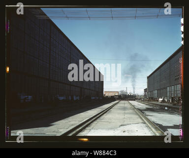 Una completamente revisionato motore sul tavolo di trasferimento al Atchison, Topeka e Santa Fe locomotore ferroviario negozi di Albuquerque, Nuovo Messico. Si è ora pronti per andare in servizio Foto Stock