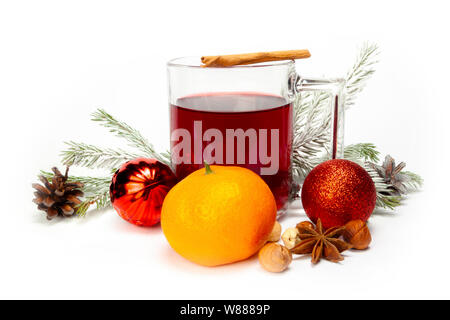 VIN brulé in tazza con giocattoli di Capodanno. Foto Stock
