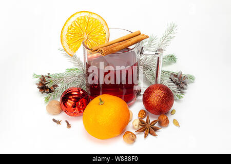 VIN brulé in tazza con giocattoli di Capodanno. Foto Stock