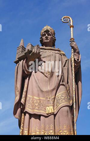 Scultura da parte del fondatore della città Arcivescovo sant Ansgar, Trostbrucke, Amburgo, Germania Foto Stock