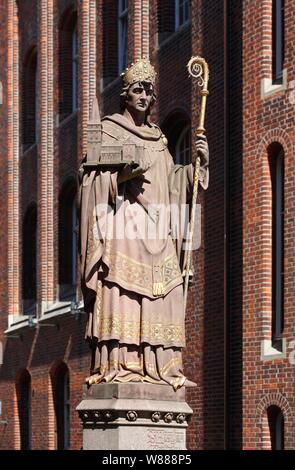 Scultura da parte del fondatore della città Arcivescovo sant Ansgar, Trostbrucke, Amburgo, Germania Foto Stock