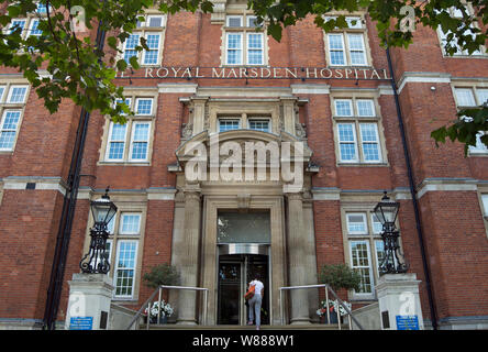 Una donna si avvicina all'ingresso del Royal Marsden hospital, a Chelsea, Londra, Inghilterra Foto Stock