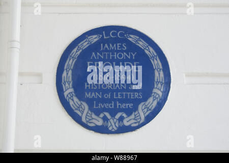 London County council targa blu segnando una casa di James anthony froude, storico e uomo di lettere, South Kensington, Londra, Inghilterra Foto Stock