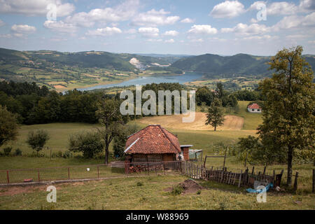 Vista del lago Rovni in western Serbia Foto Stock