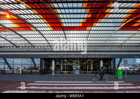 I ciclisti sulle strisce pedonali, Amsterdam Centraal, la stazione centrale di Amsterdam, Olanda Settentrionale, Paesi Bassi Foto Stock