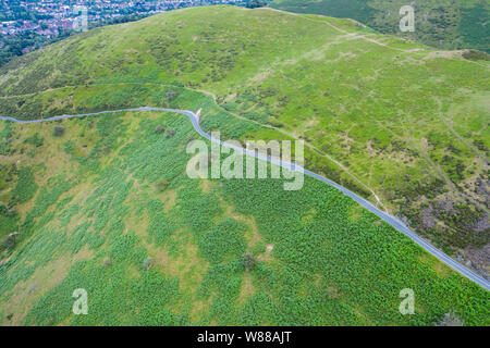 Riprese aeree su verdi pendii di cardatura Mill Valley in Church Stretton, Shropshire, Regno Unito Foto Stock