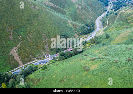 Riprese aeree su verdi pendii di cardatura Mill Valley in Church Stretton, Shropshire, Regno Unito Foto Stock