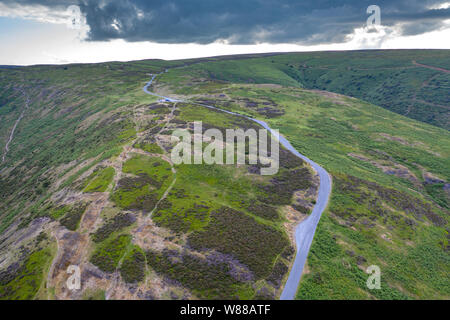 Riprese aeree su verdi pendii di cardatura Mill Valley in Church Stretton, Shropshire, Regno Unito Foto Stock