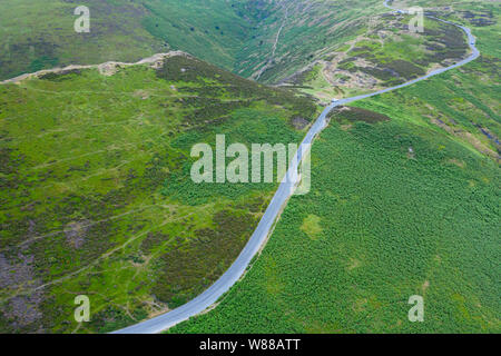 Riprese aeree su verdi pendii di cardatura Mill Valley in Church Stretton, Shropshire, Regno Unito Foto Stock
