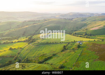 Allevamento di rotolamento i campi nella calda luce del tramonto. Veduta aerea Shropshire nel Regno Unito Foto Stock