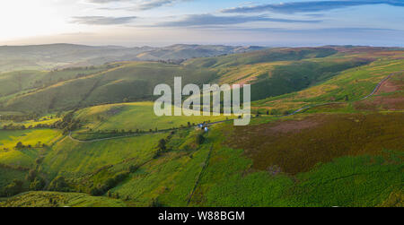 Allevamento di rotolamento i campi nella calda luce del tramonto. Panormic veduta aerea Shropshire nel Regno Unito Foto Stock