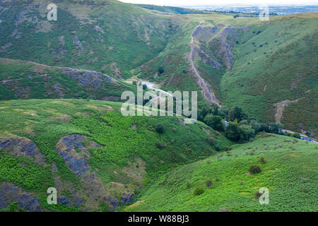 Riprese aeree su verdi pendii di cardatura Mill Valley in Church Stretton, Shropshire, Regno Unito Foto Stock