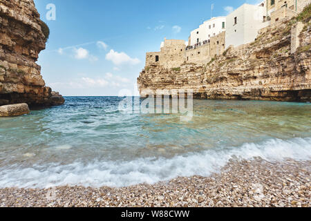 Uno splendido scenario di Polignano a Mare, cittadina in provincia di Bari, Puglia. Foto Stock