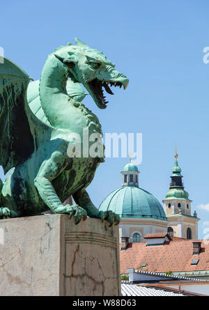 Drago Drago ponte statua sul ponte del drago Zmajski più di fronte alla Cattedrale di Lubiana Ljubljana Slovenia eu Europe Foto Stock