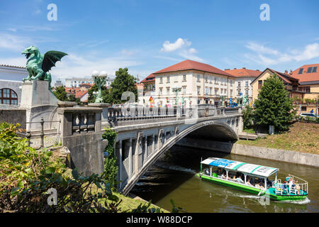 Fiume Ljubljanica Tour crociera in barca attraverso il centro di lubiana dopo il passaggio sotto il ponte del drago centro città Ljubljana Slovenia EU Europe Foto Stock