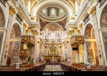 Chiesa di S. Niccolò interno della Cattedrale di Ljubljana con un interno barocco colonne dorate e affreschi a soffitto nel centro di Ljubljana Slovenia Ue Foto Stock