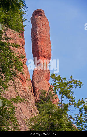 Magnifico rock in forma di candela su uno sfondo di cielo blu al tramonto. Foto Stock