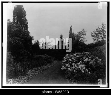 Beacon Hill House, Arthur Curtiss James house, Beacon Hill Road, Newport, Rhode Island. Percorso del giardino sotto casa Foto Stock