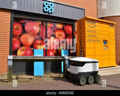 Starship robot di erogazione con un armadietto di Amazon al di fuori della Co-op, Emerson Valley, Milton Keynes. Le persone amano questi robot e trattarli come cuccioli! Foto Stock