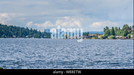 Una vista del lago case di Renton, Washington con Bellevue in distanza. Foto Stock