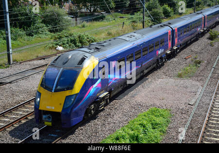 I treni di scafo classe 180 Adelante passa il villaggio di Arlesey, Bedfordshire, Regno Unito Foto Stock