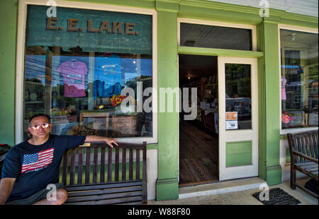 Stati Uniti - Giugno 23, 2019: Bruce Weinstein gode la musica sul portico anteriore della E. E. Lago General Store sono stati vi è un mercato degli agricoltori di sempre Foto Stock