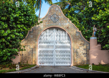 Cancello di ingresso al Mar-a-Lago, presidente Donald Trump's Palm Beach residence station wagon e Casa del Mar-a-Lago Club. (USA) Foto Stock