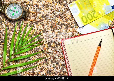 Tema turistico, spiaggia sabbiosa, pianta meridionale, notebook Foto Stock