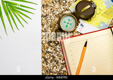 Tema turistico, spiaggia sabbiosa, pianta meridionale, notebook Foto Stock