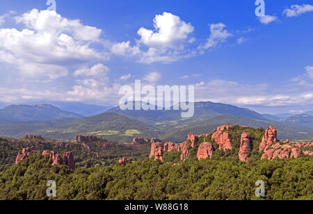 Magnifica rocce tra la foresta di Belogradchik, Bulgaria. Foto Stock