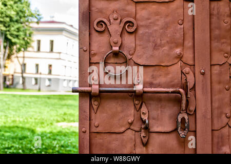 Frammento di porte in legno con cancello arrugginito e bloccare Foto Stock