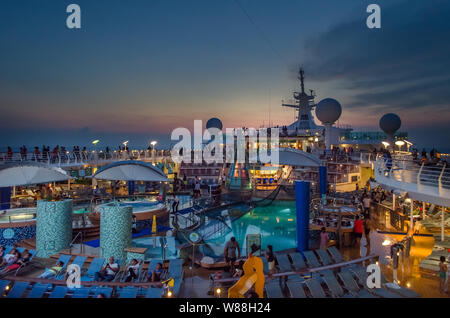 Ponte superiore della nave da crociera Voyager dei mari di Royal Caribbean International al tramonto Foto Stock