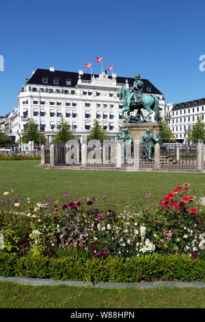 Danimarca Copenhagen; l'Hotel D'Angleterre e statua di Re Cristiano V di Kongens Nytorv in estate il centro di Copenaghen, Danimarca Scandinavia Foto Stock