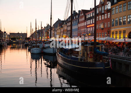 Nyhavn a Copenaghen - imbarcazioni ormeggiate al tramonto, Nyhavn canal, Copenhagen DANIMARCA Scandinavia Europa Foto Stock